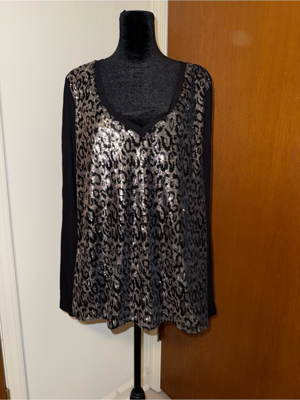 🐠 Thalia Sodi Black and Silver Sequin Leopard V-Neck Tunic